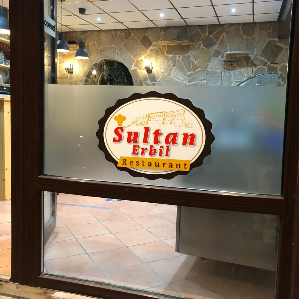 Matte raamfolie met het Sultan Erbil-logo voor het natuurstenen interieur van het restaurant, door ZON Reclame.