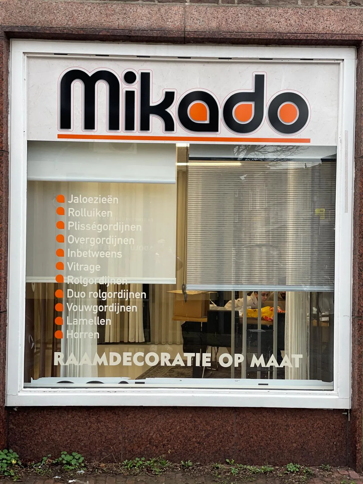 Binnenreclame en belettering voor Mikado